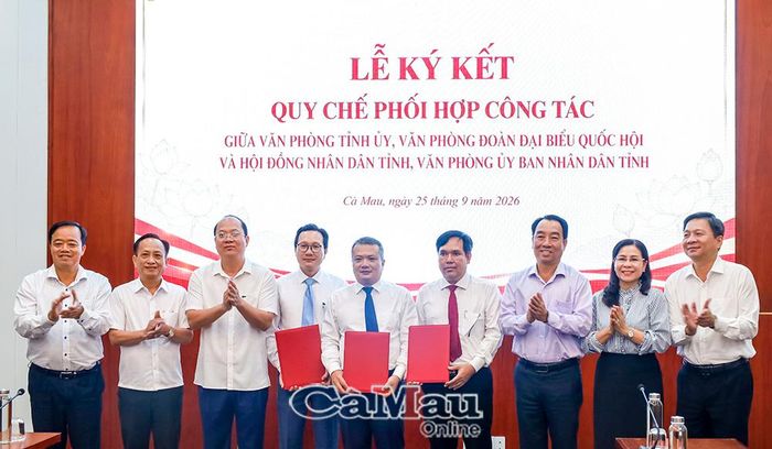 Các đồng chí lãnh đạo tỉnh chụp ảnh lưu niệm cùng lãnh đạo 3 Văn phòng sau buổi lễ. 