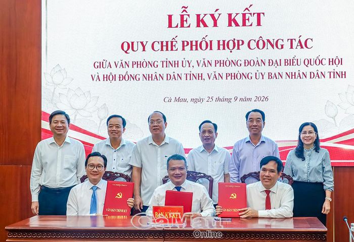 Đại diện lãnh đạo Văn phòng Tỉnh uỷ, Văn phòng Đoàn đại biểu Quốc hội và HĐND tỉnh, Văn phòng UBND tỉnh ký kết Quy chế phối hợp trước sự chứng kiến của các đồng chí lãnh đạo tỉnh. 