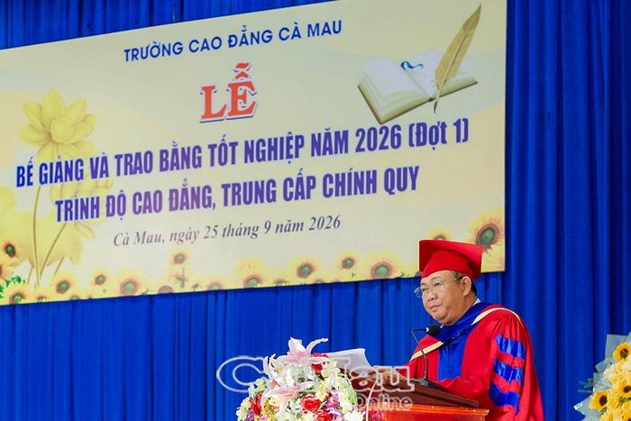 Tiến sĩ Ngô Đức Lưu, Hiệu trưởng Trường Cao đẳng Cà Mau, phát biểu tại buổi lễ.