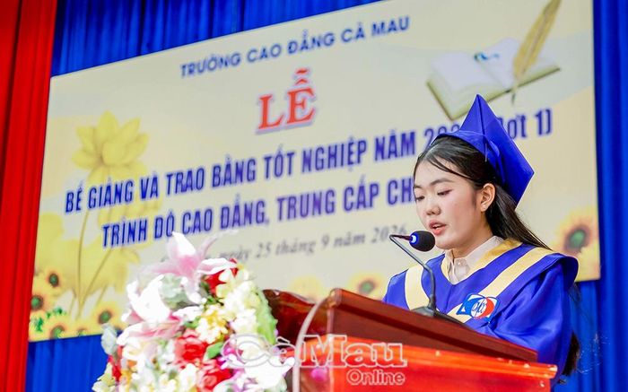 Đại diện cho 181 học sinh, sinh viên nhận bằng tốt nghiệp, tân cử nhân Huỳnh Huỳnh Như (ngành Tiếng Anh) đã bày tỏ lòng biết ơn sâu sắc đến đội ngũ giảng viên; hứa sẽ nỗ lực cống hiến, tích cực đóng góp cho xã hội.