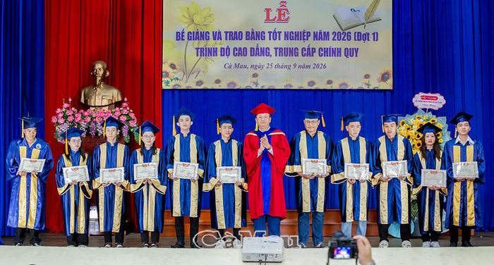 Tiến sĩ Ngô Đức Lưu trao giấy khen cho sinh viên tốt nghiệp loại xuất sắc và loại giỏi.