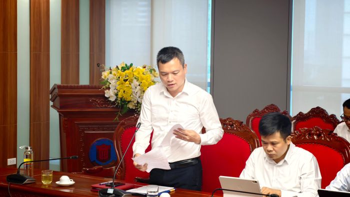 Cục trưởng Cục Công nghệ thông tin Phạm Huy Thông báo cáo tại phiên họp.