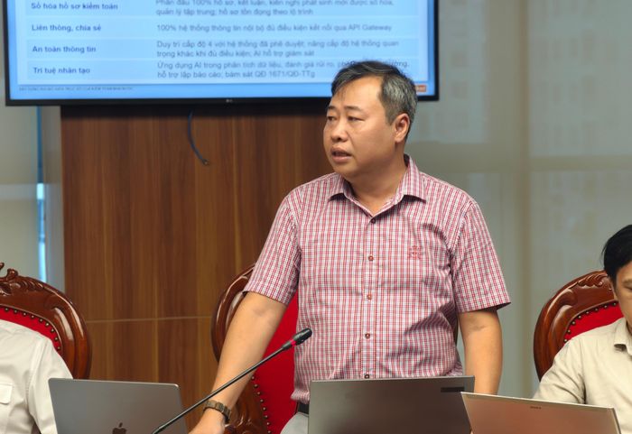 Đại diện đơn vị tư vấn báo cáo tại phiên họp.