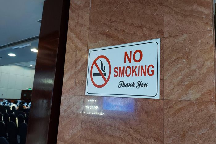 Nhiều khách sạn xây dựng và duy trì các quy định không hút thuốc, bố trí biển báo “Cấm hút thuốc”. Ảnh minh họa: T.THIỆN