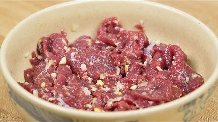 Ướp thịt bò giúp thịt mềm thơm hơn. Ảnh minh họa.