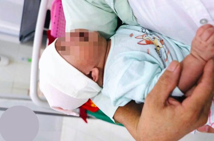 Bé trai bị bỏ rơi khoảng hơn 1 tháng tuổi.