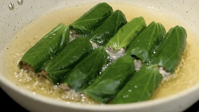 Khi rán lá lốt, nên để lửa vừa để tránh tình trạng bên ngoài chín nhưng bên trong vẫn còn sống. Ảnh minh họa