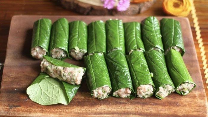 Khi làm chả lá lốt, bạn hãy cuộn hơi chặt tay để chả không bị bung ra. Không nên cuộn quá chặt vì có thể khiến lá bị rách. Ảnh minh họa