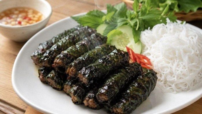 Bạn có thể biến tấu chả lá lốt thành nhiều món hấp dẫn như: chả lá lốt thịt heo băm, chả lá lốt thịt bò, chả lá lốt tôm thịt, chả lá lốt thịt mộc nhĩ,... Ảnh minh họa