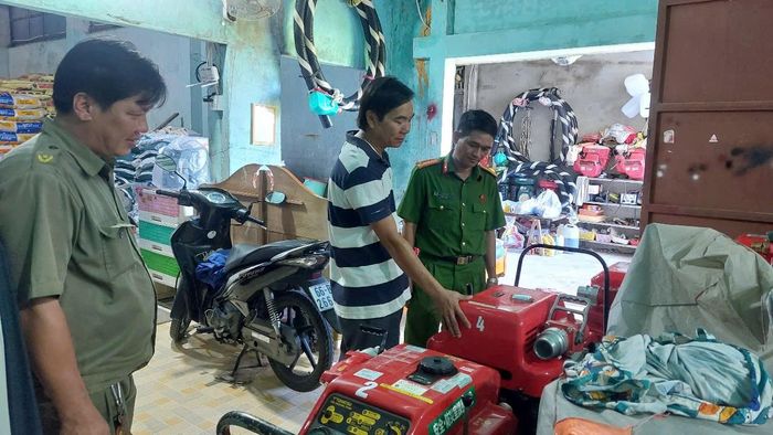 Ông Hai Nùng sắm 04 máy chữa cháy chuyên dụng hoàn toàn mới. Ảnh: Bộ Công an.