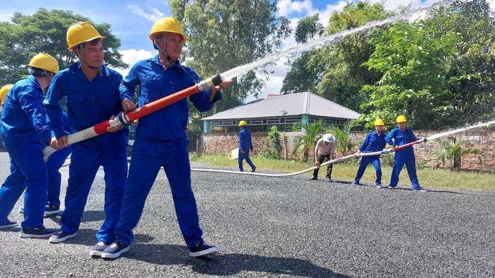Các trang thiết bị của ông Hai Nùng được các thành viên trong Đội đem ra tập luyện, thực hành chữa cháy. Ảnh: Bộ Công an.