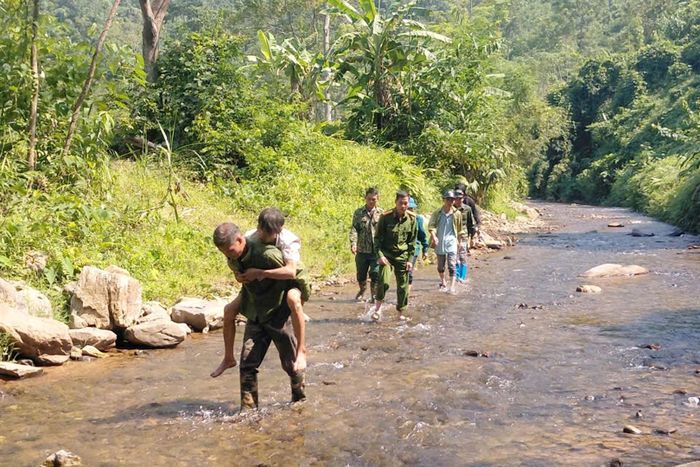 Công an xã Phong Quang cùng với quần chúng nhân dân tìm kiếm, đưa anh Lâm về với gia đình. Ảnh: Bộ Công an.