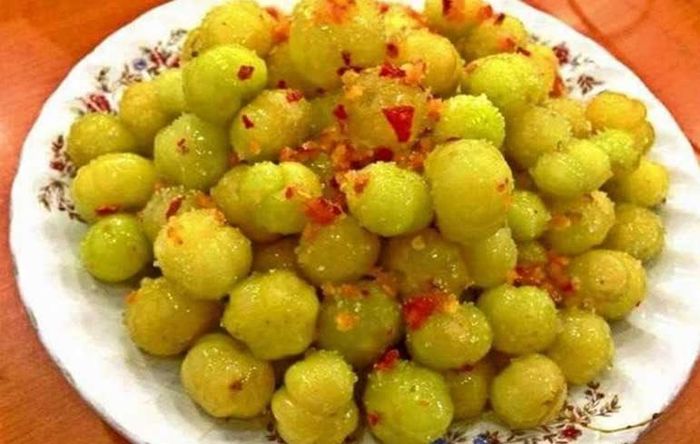 Chùm ruột tẩm muối ớt là món ăn vặt nhiều người yêu thích - Ảnh minh hoạ