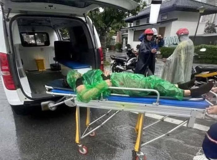 Nạn nhân được người dân đưa đến bệnh viện.