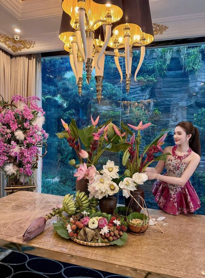 Căn bếp là nơi thường xuất hiện trên các video clip của Ngọc Loan.