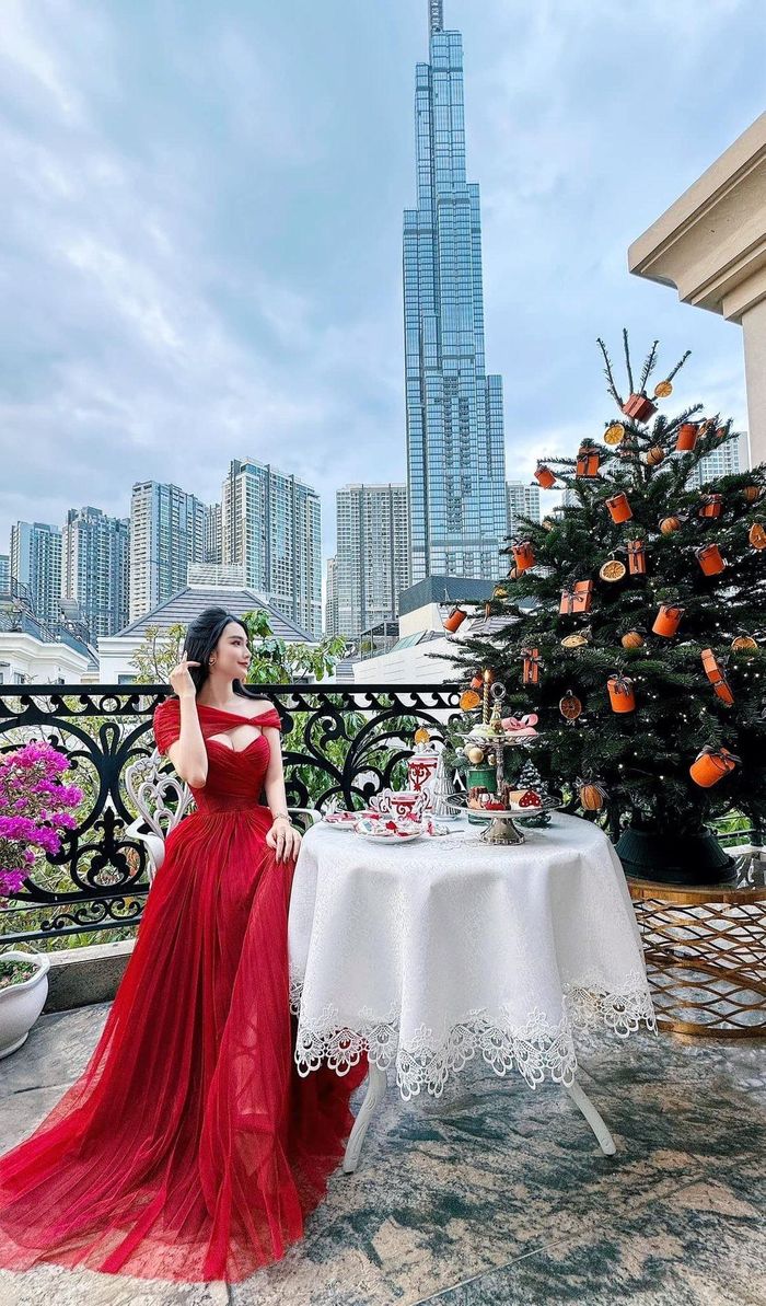 Căn biệt thự của Ngọc Loan có tầm nhìn hướng thẳng Landmark 81.