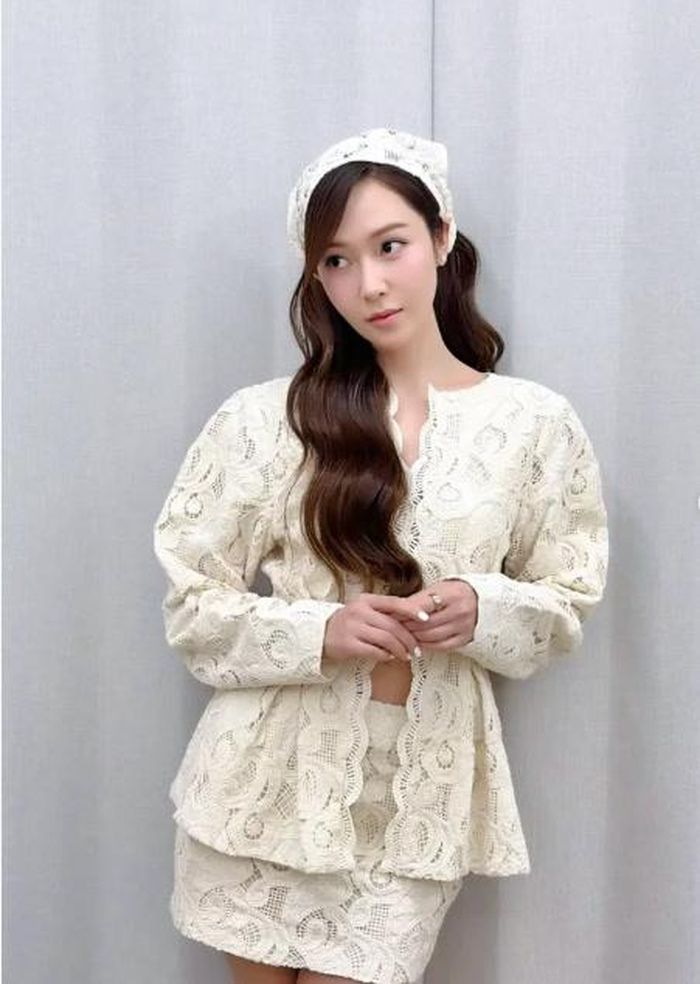 Jessica khoe vóc dáng mảnh mai cùng gu thời trang tinh tế trong bộ trang phục tông màu ngà. Ảnh: Saostar