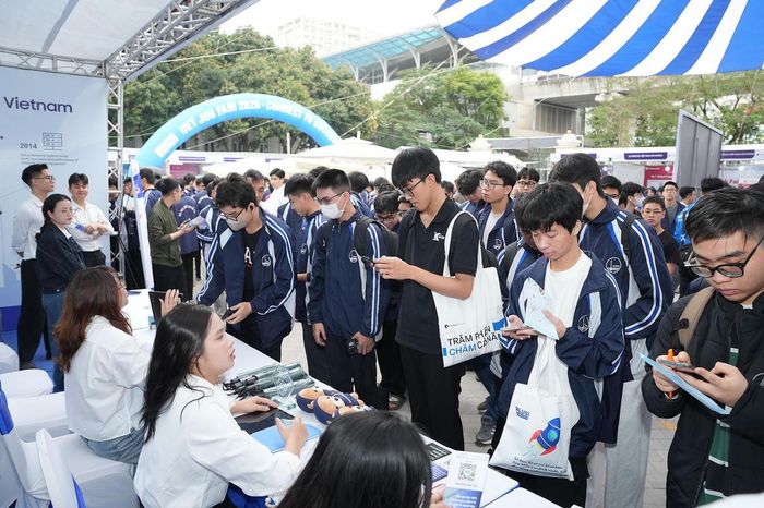 Sinh viên tìm hiểu cơ hội việc làm, thực tập tại UET Job Fair 2026. Nhu cầu tuyển dụng ngày càng tập trung vào khả năng đáp ứng công việc và kỹ năng thực tế. Ảnh: Trường Đại học Công nghệ - ĐHQGHN.