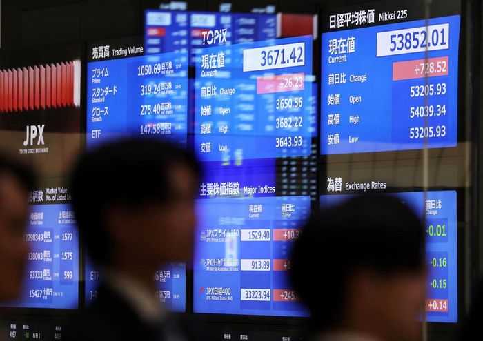 Bảng điện hiển thị chỉ số Nikkei 225 và TOPIX tại Sở Giao dịch Chứng khoán Tokyo, Nhật Bản. Ảnh: Reuters.