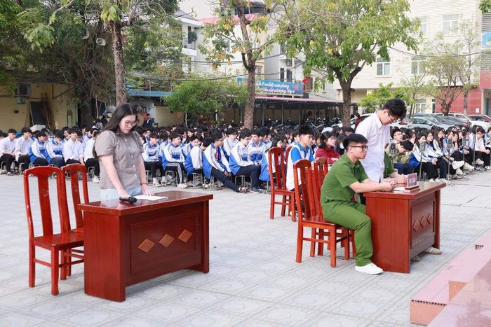 Báo Công lý tổ chức phiên Toà xét xử giả định về tội phạm ma tuý tại sân trường thu hút sự quan tâm đặc biệt của học sinh.