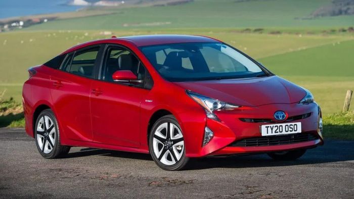 Toyota Prius là mẫu xe hybrid nổi tiếng về khả năng tiết kiệm nhiên liệu và độ bền