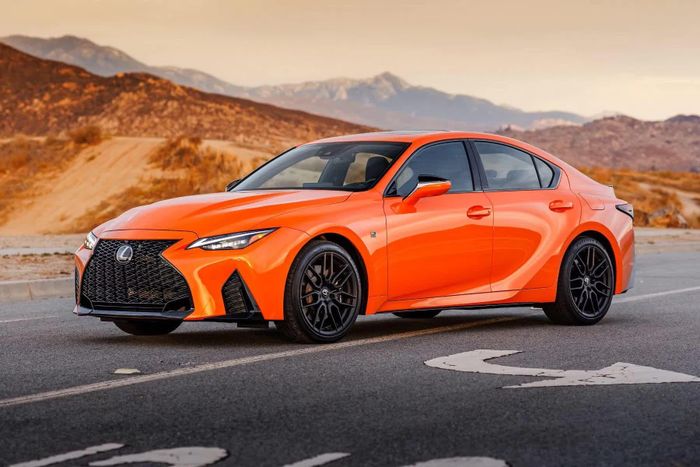Giá xe Lexus IS đã qua sử dụng thường dễ tiếp cận hơn nhiều mẫu xe Đức cùng đời