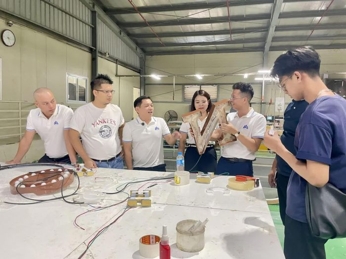 Đồng thời trao đổi về những thuận lợi, khó khăn trong quá trình sản xuất, kinh doanh.