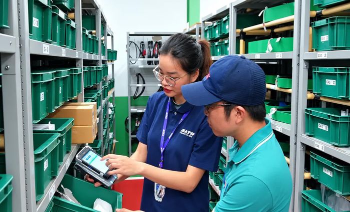 Sato hướng dẫn nhân viên Nichirin sử dụng máy quét.