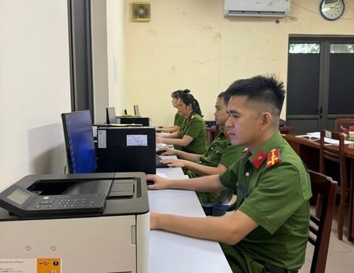 Đội Tàng thư căn cước Công an tỉnh Thái Nguyên tra cứu phục vụ công tác làm sạch dữ liệu đất đai