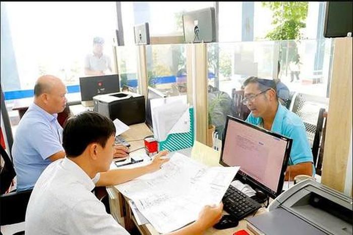 Cán bộ Trung tâm Phục vụ hành chính công phường An Phú Đông, TPHCM, hướng dẫn người dân thực hiện kê khai đất đai