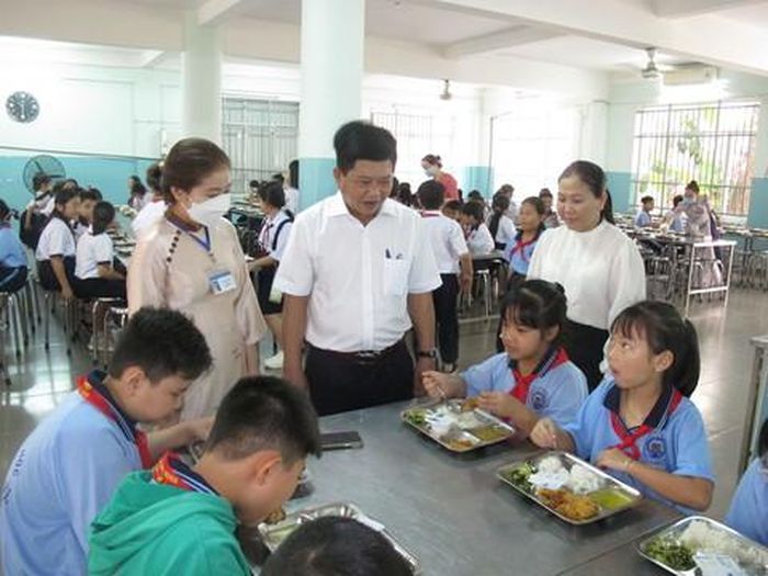 Khảo sát, đánh giá chất lượng bếp ăn an toàn tại trường Tiểu học Nguyễn Thị Nuôi