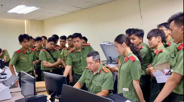 Học viên Trường Đại học An ninh Nhân dân hỗ trợ CATP số hóa hồ sơ nghiệp vụ. Ảnh: NGUYỄN TRANG
