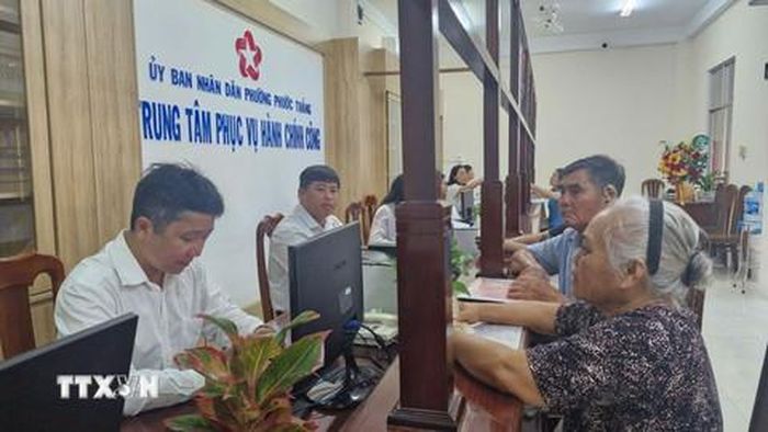 Người dân TPHCM thực hiện thủ tục hành chính trong ngày đầu tiên vận hành mô hình chính quyền địa phương 2 cấp