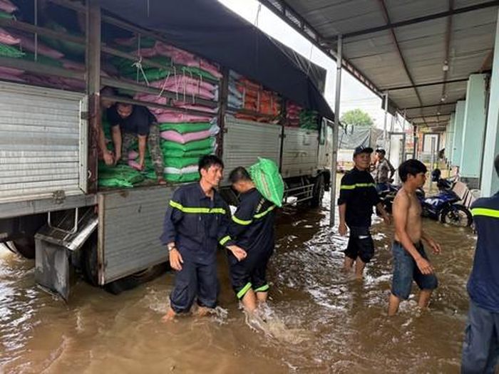 Lực lượng chức năng túc trực tại các điểm ngập để hỗ trợ người dân vượt lũ an toàn