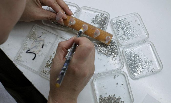 Móng giả dạng dán được sản xuất ở thành phố Liên Vân Cảng, Trung Quốc - Ảnh: Reuters 