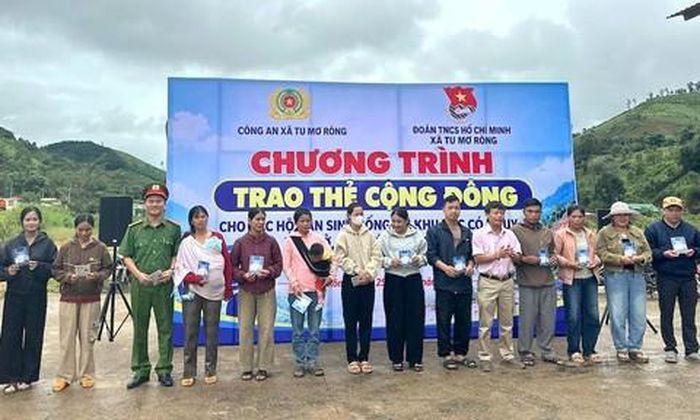 Trao “Thẻ an toàn cộng đồng” cho người dân vùng thiên tai tại xã Tu Mơ Rông.