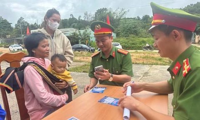 Công an xã Tu Mơ Rông hướng dẫn người dân sử dụng "Thẻ an toàn cộng đồng".