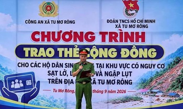 Thiếu tá Nguyễn Văn Hạnh, Trưởng Công an xã Tu Mơ Rông phát biểu tại chương trình.