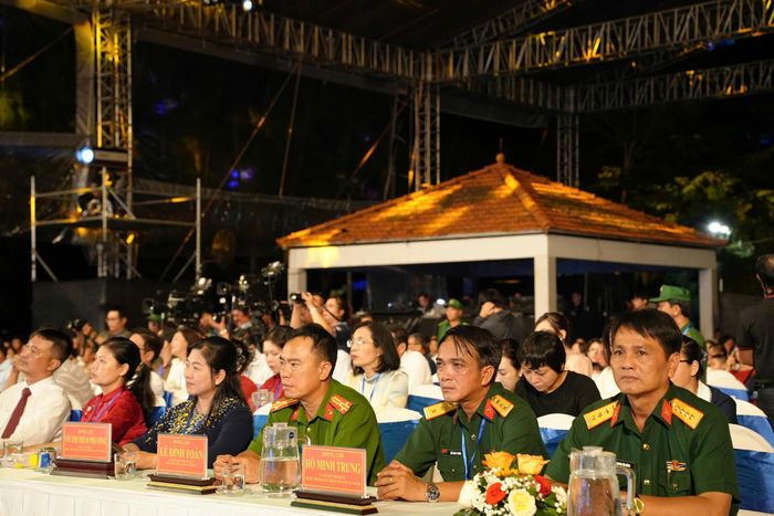 Đại biểu và khán giả theo dõi chương trình