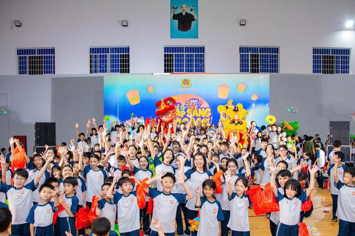 Các em thiếu nhi được tặng quà, thưởng thức các tiết mục văn nghệ đặc sắc, hòa mình vào không khí vui tươi