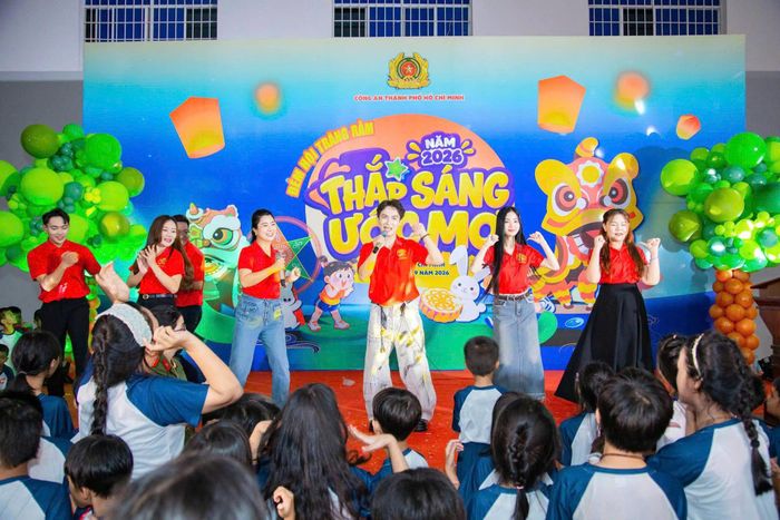 Đêm hội Trung thu sôi nổi, nhiều màu sắc đã mang đến cho các em những phút giây ấm áp, rộn ràng