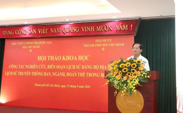 Phó Trưởng Ban Tuyên giáo Thành ủy TPHCM Trần Văn Khuyên trình bày tham luận