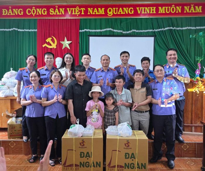 Viện KSND Khu vực 10 - Đắk Lắk cùng các đơn vị tổ chức, tài trợ trao quà Trung thu cho các em tại xã Krông Năng
