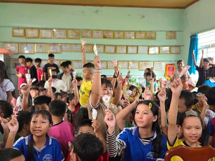 Các em nhỏ vui tươi, hào hứng với những món quà Trung thu giản dị
