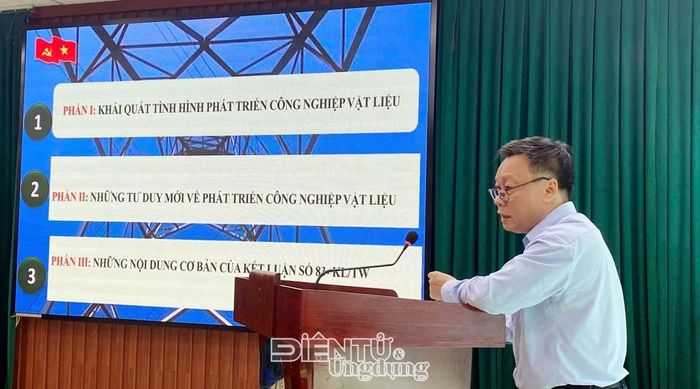 TS. Vũ Mạnh Hùng, Vụ trưởng Vụ Kinh tế ngành, Ban Chính sách, chiến lược Trung ương chia sẻ tại Hội thảo. Ảnh: HC