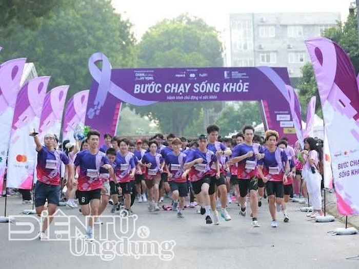 "Bước Chạy Sống Khỏe" là sự kiện bên lề của chương trình đã thu hút đông đảo các bạn sinh viên và người dân tham gia