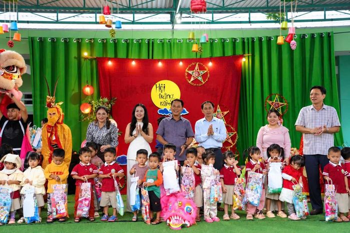 Các em thiếu nhi tại Trường Mầm non Tu Mơ Rông vui Trung thu trong không khí rộn ràng, ấm áp với nhiều phần quà ý nghĩa.