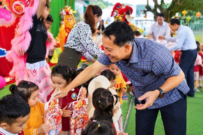 Ông Trần Quốc Huy, Chủ tịch UBND xã Tu Mơ Rông, trao quà Trung thu, động viên các em thiếu nhi chăm ngoan, học tập tốt.