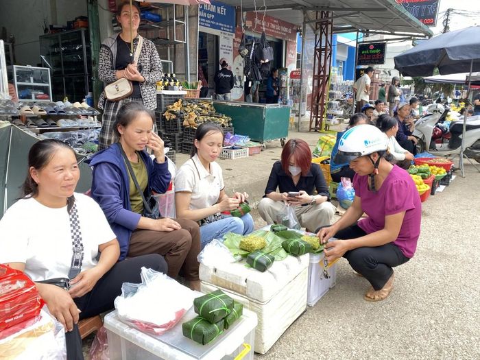  Cốm Quang Hán được bán tại chợ phiên xã Trà Lĩnh. Ảnh Quốc Sơn 