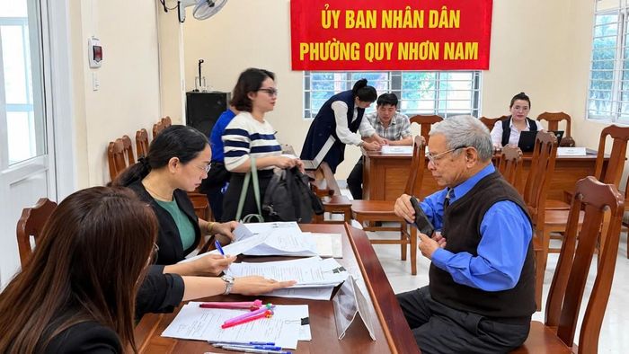 Cán bộ Văn phòng Đăng ký đất đai tỉnh Gia Lai hướng dẫn người dân thực hiện thủ tục hành chính về đất đai tại cơ sở. (Ảnh: ĐVCC)